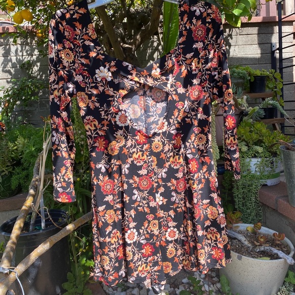 Black forever 21 floral romper - Picture 3 of 6